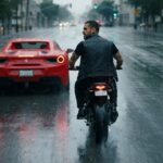 El Karma sobre Dos Ruedas: La Venganza Magistral que Destrozó el Ego (y el Auto) de un Conductor Arrogante
